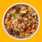Yakimeshi de pollo, res y verduras.