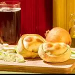 Empanada queijo cebola e alho poro