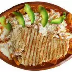 Chilaquiles con pechuga o res asada
