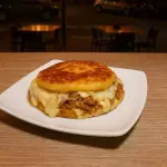 Arepa de choclo con pollo y hogao