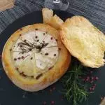 Camembert no pão
