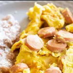 Huevos con salchicha