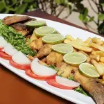 Anchova Frita com Salada