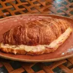 Croissant Peito de Peru Defumado