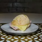 PÃO DE QUEIJO PRESUNTO E QUEIJO