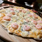 Pizzeta de Camarones y Queso Azul