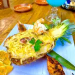 Piña rellena de mariscos