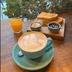 Infusión + tostadas + jugo