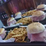 Hamburguesa una carne🍔con🍟