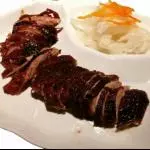 Pato asado con nabo encurtido