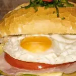 Pão com ovo