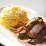 Lomo saltado con fettuccine