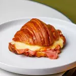 Croissant con jamón y queso