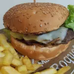 HAMBÚRGUER DE COSTELA COM FRITAS