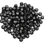 Cuentas negras con letras blancas