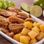 Porção de Torresmo com Mandioca