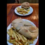 1 Burguer chedda XL+ 1 Lomito Comp
