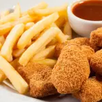 - Nuggets de pollo y papas fritas
