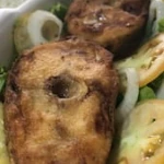 Individual de peixe em posta frito