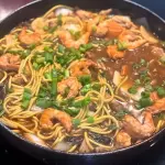 Yakisoba + 10 cariocas salmão