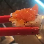 URAMAKI SKIN COM PATE DE SALMÃO