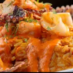 Tacu tacu en salsa de langostinos