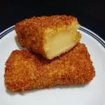 Brocheta de queso con tajín.