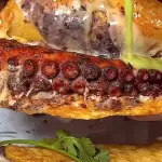 Taco de pulpo con frijol y queso