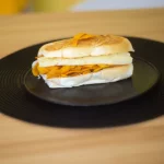 PÃO COM TUCUMÃ QUEIJO