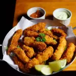 Iscas de tilápia empanada