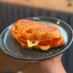 CROISSANT CON QUESO TOMATE