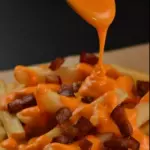 BATATA FRITA C/ CHEDDAR E BACON