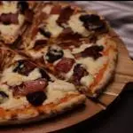 Pizza Ciruelas y Tocineta