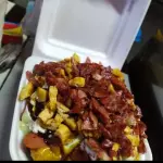Salchipapa con tocineta y queso