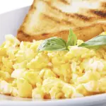 PAN CON HUEVOS REVUELTOS