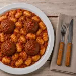 NHOQUE COM ALMÔNDEGAS AO MOLHO