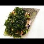 Temaki salmão grelhado couve crispy
