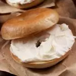 Bagel con queso crema
