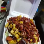 Salchipapas con pollo y tocineta