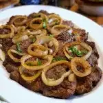 BISTEC DE RES ENCEBOLLADO