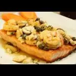 SALMÃO COM CHAMPIGNON E ALCAPARRAS