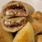 Esfiha de Calabresa com Cream Cheese