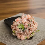 Temaki de salmão com shimeji