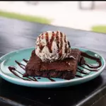 Brownie con helado