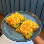 TOSTADAS CON PALTA Y HUEVO
