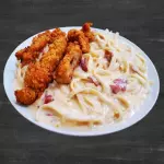 Fetuccini Alfredo con tiras de pollo