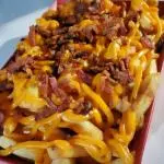 BATATA COM CHEDDAR E BACON