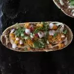 Huarache de papa con chorizo.