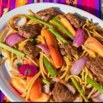 Espaguete saltado de carne