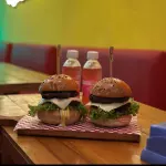 2 H. DOBLE CARNE + 2 GASEOSAS MINI